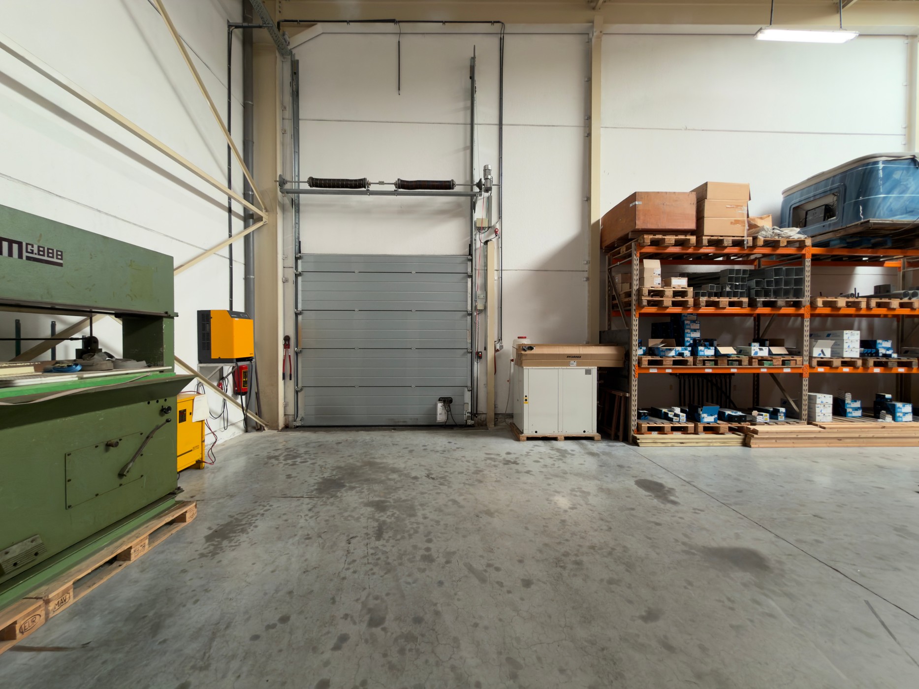 TE KOOP: Veelzijdig bedrijfsgebouw met uitbreidingsmogelijkheden en ruim appartement in IZ te Zwevegem - foto 5