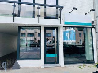 Op een invalsweg naar centrum Wetteren vinden we deze recent, compleet vernieuwde, commerciële ruimte. De ruimte wordt verwarmd en gekoeld door...