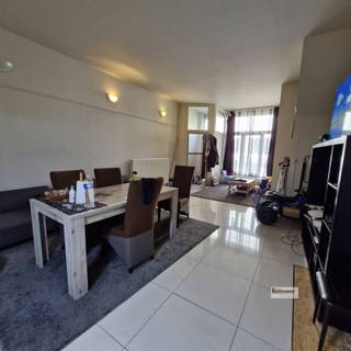 Opbrengsteigendom bestaande uit handelsgelijkvloers en duplexappartement. Centraal gelegen, makkelijk verhuurbaar. Indeling: Gelijkvloers:  inkomhal,...
