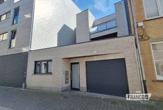 Gelegen in het hart van Poperinge, op wandelafstand van de Markt, buurtwinkels, scholen en het station, geniet dit appartement van een uitstekende ligging. Met een gunstig EPC-label B biedt het appartement alle comfort voor aangenaam wonen. Het beschikt over drie ruime en lichtrijke slaapkamers.<br /><br />Indeling:<br /><br />Gelijkvloers: inkom - toilet - bergruimte - leefruimte - keuken (uitgerust met koelkast, vaatwasser, oven, kookplaat, microgolfoven en dampkap) - bergruimte 2 - terras - kleine buitenberging<br /><br />Verdiep +1: nachthal - 3 slaapkamers - badkamer - technische ruimte<br /><br />Technische zaken:<br /><br />-CV op gas<br /><br />-EPC B<br /><br />-Veluxen en rolluiken<br /><br />-Lift aanwezig<br /><br />Intrede: 01/08/2026.<br /><br />