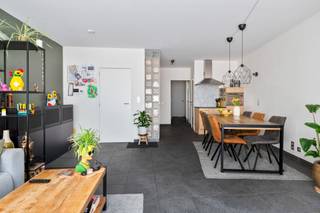 <p><span>Op zoek naar een </span><span>instapklaar appartement</span><span> met een groot terras én garage? Dit verzorgde appartement combineert een praktische indeling met een aangename buitenruimte en bevindt zich in een </span><span>kleinschalig gebouw met slechts 3 entiteiten</span><span>, waardoor de </span><span>gemeenschappelijke kosten beperkt</span><span> zijn.</span></p><p><span>Het appartement omvat een aangename </span><span>woonkamer met open keuken</span><span>, een afzonderlijke </span><span>berging met aansluiting voor wasmachine en droogkast</span><span> en een </span><span>apart gastentoilet</span><span>. Verder zijn er </span><span>2 slaapkamers</span><span> en een badkamer uitgerust met een </span><span>douche en badkamermeubel</span><span>.</span></p><p><span>Een absolute troef is het </span><span>ruime terras van maar liefst 44 m²</span><span>, ideaal om te genieten van de buitenlucht of gezellig te tafelen. Daarnaast beschikt het appartement over een </span><span>ruime garage met elektriciteit</span><span>, wat zorgt voor extra comfort en bergruimte.</span></p><p><span>Tot slot beschikt het appartement over een </span><span>conforme elektrische installatie</span><span> en een </span><span>EPC-label C</span><span>.</span></p><p><span>Kortom, een </span><span>instapklaar appartement</span><span> met een praktische indeling, </span><span>lage gemeenschappelijke kosten</span><span> en een </span><span>uitzonderlijk ruim terras</span><span>, aangevuld met een </span><span>ruime garage</span><span>.</span></p>