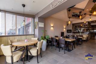 Op een topligging aan de Zeedijk van Westende bevindt zich dit ruime handelspand met panoramisch zeezicht en jaarlijks terugkerend zonneterras. Het pand werd gedurende meer dan 40 jaar succesvol uitgebaat als restaurant “St. James” en biedt vandaag tal van commerciële mogelijkheden.<br />De gelijkvloerse verdieping beschikt over een bruikbare oppervlakte van ca. 197 m² en omvat een ruime gelagzaal met geïnstalleerde bar, een lichtrijke veranda met een gevelbreedte van 5 meter en prachtig zicht op zee, alsook een aparte leveranciersingang. Binnen zijn er zitplaatsen voorzien voor ongeveer 100 personen.<br />De benedenverdieping omvat een volledig ingerichte professionele keuken met goederenlift, technische ruimte, koelcel, twee praktische bergingen en een sanitaire blok.<br />Dankzij de uitstekende ligging en de royale oppervlakte is dit pand geschikt voor diverse doeleinden zoals restaurant, handelszaak, winkelruimte, tearoom, vergaderruimte of andere commerciële activiteiten. Er is ook de mogelijkheid om de achterzijde om te bouwen tot garageboxen. <br /><br />Extra troeven:<br />Jaarlijks terugkerend zonneterras op de Zeedijk<br />Panoramisch zeezicht<br />Zeer gunstig EPC-label - B<br />Lage gemeenschappelijke kosten<br />Asbestveilig<br />Vrij bij akte<br /><br />Een unieke opportuniteit voor ondernemers die op zoek zijn naar een commercieel sterk gelegen pand aan de Belgische kust.