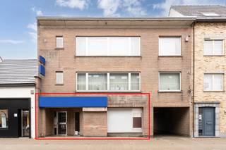 <p>Dit veelzijdige handelspand van <strong>114m²</strong> biedt tal van mogelijkheden voor ondernemers die op zoek zijn naar een commerciële toplocatie in het centrum van Sint-Job. Dankzij de <strong>uitbreidingsmogelijkheid van 36 m²</strong> (goedgekeurd in BA-2011) kan de totale oppervlakte oplopen tot <strong>150m²</strong>. Houd er rekening mee dat dit ten koste kan gaan van enkele parkeerplaatsen.</p>
<h4>Indeling en troeven</h4>
<ul>
<li>
<p><strong>Brede etalage</strong> van bijna 3 meter aan de straatzijde, ideaal voor visibiliteit.</p>
</li>
<li>
<p><strong>Aparte inkom</strong> voor klanten en bezoekers.</p>
</li>
<li>
<p><strong>Vrij in te richten ruimtes</strong>, waarbij de bestaande<strong> kluis een creatieve troef </strong>kan vormen in uw concept.</p>
</li>
<li>
<p><strong>Inrit rechts van het gebouw</strong> met toegang tot parkeerplaatsen.</p>
</li>
</ul>
<h4>Extra’s en voorzieningen</h4>
<ul>
<li>
<p>Dak vernieuwd in 2015, inclusief isolatie en nieuwe dakdichting.</p>
</li>
<li>
<p>Airco-installaties geplaatst in 2012 en 2020.</p>
</li>
<li>
<p>Alarmsysteem aanwezig.</p>
</li>
<li><strong>Fastcharger inbegrepen in de prijs.</strong></li>
</ul>
<ul>
<li><strong>Recent vernieuw schrijnwerk met hoogrendementsbeglazing</strong><strong><br /></strong></li>
</ul>
<ul>
<li>
<p>Geen gemeenschappelijke kosten, behalve een gedeelde brandverzekering (± €400 per mede-eigenaar).</p>
</li>
</ul>
<p>Dit handelspand combineert <strong>uitstekende zichtbaarheid</strong>, <strong>praktische indeling</strong> en <strong>uitbreidingsmogelijkheden</strong> met moderne voorzieningen.<br /><br />Energielabel D, wat u vrijstelt van enige renovatieverplichting de komende jaren.<br /><br /><span>De vermelde “bewoonbare oppervlakte” is gebaseerd op de “bruikbare vloeroppervlakte” zoals vermeld in het EPC.</span></p>