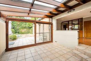 Op een aangename locatie in Houthalen-Helchteren bevindt zich deze vrijstaande woning aan de Wilgenstraat 92. De woning werd opgericht in 1968 en beschikt over een bruikbare vloeroppervlakte van ca. 156 m² (bron EPC). Dankzij de ruime en bijzondere indeling vormt deze eigendom een interessante basis voor wie op zoek is naar een woning die volledig naar eigen smaak kan worden gemoderniseerd.<br /><br />Binnenin valt vooral de hoeveelheid leefruimte op. De woning beschikt over een inkomhal, keuken, eetkamer en ruime woonkamer, aangevuld met een afzonderlijke family room die tal van mogelijkheden biedt als tweede zithoek, hobbyruimte of polyvalente leefruimte.<br /><br />Verder zijn er 3slaapkamers, waaronder een ruime hoofdslaapkamer, een badkamer, verschillende hallen en een praktische wasplaats.<br /><br />Een bijkomende troef is dat de woning deels onderkelderd/ onderkruipkelderd is. Deze kelder biedt extra bergruimte en beschikt bovendien over een rechtstreekse toegang tot de tuin.<br /><br />Ook naar uitbreiding van de bruikbare ruimtes toe zijn er interessante mogelijkheden. Boven de woning bevindt zich een nog volledig in te richten zolderruimte. Deze is momenteel bereikbaar via de voormalige garage, die vandaag niet langer als garage wordt gebruikt. De zolder biedt hierdoor bijkomend potentieel om, mits de nodige aanpassingen en vergunningen waar vereist, extra ruimte te creëren volgens de behoeften van de toekomstige eigenaar.<br /><br />Ook de buitenruimtes vormen een aangename aanvulling. Vanuit verschillende delen van de woning is er aansluiting met de patio's/terrassen, waardoor binnen- en buitenruimte mooi met elkaar verbonden worden.<br /><br />De woning heeft een EPC-label E met een energiescore E van 470 kWh/(m² jaar) en valt bijgevolg onder de renovatieverplichting. Dit biedt de toekomstige eigenaar tegelijk de mogelijkheid om de woning energetisch en esthetisch grondig naar eigen wensen te vernieuwen.<br /><br />Een vrijstaande woning met een interessante oppervlakte, een atypisch ruime indeling, kelder, nog in te richten zolderruimte en vooral heel wat mogelijkheden voor wie op zoek is naar een renovatieproject met potentieel in Houthalen-Helchteren.