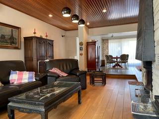 Deze prachtige villa in Merelbeke is een droomwoning voor wie op zoek is naar ruimte, comfort en luxe. De woning, gebouwd in 1966, straalt karakter uit en is voorzien van alle moderne gemakken. Met een perceeloppervlakte van 893m² en een bewoonbare oppervlakte van 252m², is er meer dan genoeg ruimte voor het hele gezin.<br /><br />De villa beschikt over 4 ruime slaapkamers en werkkamer, waardoor er voldoende privacy is voor iedereen. De badkamer is voorzien van alle gemakken en is smaakvol ingericht. Daarnaast is er ook nog een apart toilet aanwezig.<br /><br />De woonkamer is licht en ruim en biedt een prachtig uitzicht op de tuin, die georiënteerd is op het zuidwesten. Dit zorgt ervoor dat je optimaal kunt genieten van de zon en het buitenleven. Het terras is de ideale plek om te ontspannen en te genieten van de rust en privacy van de tuin. Afzonderlijk bureel aan de voorzijde op het gelijkvloers met gastentoilet. <br /><br />Voor wie graag klust of een hobby heeft, is er een ruime garage aanwezig. Hier is voldoende ruimte voor het stallen van een auto en het opbergen van gereedschap en andere spullen.<br /><br />De ligging van de villa is ideaal. Merelbeke ( Kwenenbos ) is een rustige en groene omgeving, maar toch zijn alle voorzieningen en faciliteiten binnen handbereik. Winkels, scholen, openbaar vervoer en sportfaciliteiten zijn allemaal in de buurt.<br /><br />Kortom, deze villa in Merelbeke is een droomwoning voor wie op zoek is naar ruimte, comfort en luxe. Met zijn prachtige tuin, ruime terras, garage en 4 slaapkamers, is het de ideale plek om te genieten van het goede leven.