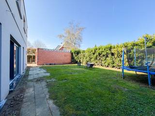 <span><span><strong>1ste bezoekdag zaterdag 18 april! Inschrijven kan via www.nobels.be onder referentienummer 4270889.</strong></span></span><br /><br />VOLLEDIG GERENOVEERDE GEZINSWONING met 5 SLAAPKAMERS en een BEWOONBARE OPPERVLAKTE van ca. 219 m², gelegen op een UITERST CENTRALE LOCATIE te Oosterzele. Deze woning combineert HEDENDAAGS WOONCOMFORT met een ENERGIEZUINIG KARAKTER (EPC-label B) en vormt zo een TOEKOMSTGERICHTE WOONST voor GROTERE GEZINNEN of wie op zoek is naar RUIMTE voor HOBBY/WERK. Dankzij de VLOERVERWARMING, DRIEDUBBELE BEGLAZING en de KWALITATIEVE AFWERKING geniet u van ZORGELOOS WONEN. De ligging NABIJ E40 zorgt bovendien voor een UITSTEKENDE BEREIKBAARHEID richting Gent en omliggende steden.<br />De indeling gaat als volgt: via de inkomhal met gastentoilet betreedt u de ruime open leefruimte met volledig ingerichte keuken. Op het gelijkvloers bevindt zich daarnaast een praktische bureauruimte of gelijkvloerse slaapkamer en een modern ingerichte badkamer. Op de 1ste verdieping geeft de nachthal met vide toegang tot 5 slaapkamers, een 2de ingerichte badkamer en een apart toilet.<br />Buitenshuis beschikt de woning over een onderhoudsvriendelijke tuin, een oprit en een aparte garage, wat zorgt voor extra comfort en parkeermogelijkheden.<br /><br />Adres: Wetterse Steenweg 45 te Oosterzele<br /><br />EPC: 127 kWh/m², G-score: A – P-score A, Geen renovatieverplichting van toepassing