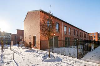 Deze hedendaagse stadswoning in Hof Berlamuze werd zorgvuldig ontworpen met oog voor detail, architectuur en wooncomfort.<br />Hoogwaardige afwerkingen, een doordachte indeling en grote raampartijen zorgen voor een aangename en lichtrijke leefomgeving, met een mooi contact met het groen rondom.<br /><br />Met een prijs vanaf € 575.000 biedt deze woning een aantrekkelijke combinatie van comfort, kwaliteit en tijdloze architectuur. Ideaal voor wie op zoek is naar een duurzame en stijlvolle thuis in de stad.<br /><br />De architectuur van de woning sluit harmonieus aan bij haar omgeving. Het gebruik van natuursteen en karaktervolle bakstenen, geïnspireerd op de historische gebouwen van de Berlarij, geeft de woning een warme en authentieke uitstraling, zonder in te boeten aan moderniteit.<br /><br />Dankzij de centrale ligging in de binnenstad van Lier bevinden de Grote Markt, het Zimmerplein, winkelstraten en het stadspark zich op wandelafstand. Ook scholen, horeca, supermarkten en groenvoorzieningen liggen in de directe omgeving, wat zorgt voor een levendige en aangename wooncontext.<br /><br />Deze stadswoning is de perfecte match voor wie modern wooncomfort wil combineren met karakter, rust en een uitstekende bereikbaarheid.<br /><br />Interesse of wens je meer informatie?<br />Contacteer ons vrijblijvend via 03 337 50 70.