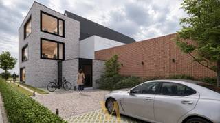 Op een uitstekende locatie langs de ring, met maximale visibiliteit en een vlotte bereikbaarheid, vindt u dit veelzijdige casco handelsgebouw. Dankzij de flexibele indeling is het pand ideaal voor vrije beroepen, praktijkruimtes, kantoren of andere commerciële activiteiten.<br /><br />De totale oppervlakte bedraagt 200 m², verdeeld over drie niveaus:<br />Gelijkvloers: 78 m²<br />Eerste verdieping: 61 m²<br />Tweede verdieping: 61 m²<br /><br />Het gebouw kan worden ingericht als maximaal drie afzonderlijke handels- of praktijkruimtes, volledig volgens uw eigen visie.<br />Bij de foto's werden bovendien renders toegevoegd die de mogelijkheden illustreren voor onder meer een tandartspraktijk, schoonheidssalon, kapsalon, kantoorruimte en tal van andere professionele invullingen.<br /><br />Een extra troef is dat het gebouw volledig privatief is, zonder syndicus of gemeenschappelijke kosten.<br /><br />Daarnaast beschikken de toekomstige eigenaars over 4 vergunde private autostaanplaatsen, verplicht mee aan te kopen voor<br />€ 70.000.<br /><br />Meer informatie of een bezoek? Neem contact op met Maxime Vanneste via 0498 44 78 00 of info@maximevanneste.be.