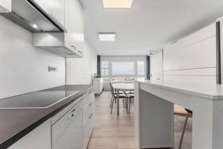 <p>Op een rustige locatie vlak bij de zee, in een verzorgd gebouw in de Duinenstraat, bevindt zich deze lichtrijke studio van ca. 40 m² met een aangenaam zicht richting zee. Dankzij de grote raampartij geniet je van veel natuurlijk licht en een open, luchtig gevoel. Het uitzicht zal binnenkort nog aantrekkelijker worden dankzij de nieuwe groenzone die momenteel in aanleg is.</p>
<p>De leefruimte werd recent vernieuwd met een moderne, volledig uitgeruste keuken, voorzien van kwalitatieve toestellen. De slaapruimte is praktisch ingericht met een vast dubbel bed en twee uitklapbare eenpersoonsbedden die stijlvol zijn ingewerkt in een wandkast, ideaal om optimaal gebruik te maken van de beschikbare ruimte. De badkamer beschikt over douche, lavabo en toilet.</p>
<p>Met een energiezuinig EPC-label B biedt deze studio een zorgeloze investering, zowel voor eigen gebruik als voor verhuur. De ligging in een rustige, residentiële straat vlak bij strand en tramhalte maakt dit een ideale uitvalsbasis aan zee.</p>
<p><strong>Extra troef:</strong> vlakbij is er de mogelijkheid om een garage of berging aan te kopen, perfect voor het stallen van fietsen of strandmateriaal.</p>
<p><strong>Troeven</strong></p>
<ul>
<li>
<p>Rustige ligging op wandelafstand van zee en tram</p>
</li>
<li>
<p>Grote raampartij en veel natuurlijke lichtinval</p>
</li>
<li>
<p>Zicht richting zee en nieuwe groenzone</p>
</li>
<li>
<p>Recent vernieuwde keuken met moderne toestellen</p>
</li>
<li>
<p>Slim ingerichte slaapruimte met meerdere slaapmogelijkheden</p>
</li>
<li>
<p>Energiezuinig: EPC-label B</p>
</li>
<li>
<p>Mogelijkheid tot aankoop van garage of berging vlakbij</p>
</li>
</ul>
<p>Een instapklare en lichtrijke studio op een toplocatie aan zee, perfect als tweede verblijf of investering met lage vaste kosten.</p>