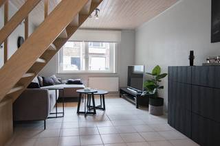 Op wandelafstand van het centrum vinden we deze mooi ingerichte stadswoning.De woning werd recent vernieuwd en heeft ruime woonkamer, keuken en 2...