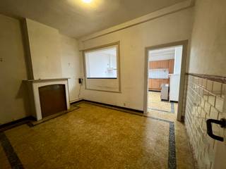 Deze te renoveren gezinswoning huisvest zich in het centrum Roeselare. De woning is vlot bereikbaar en diverse winkels, horeca, openbaar vervoer...