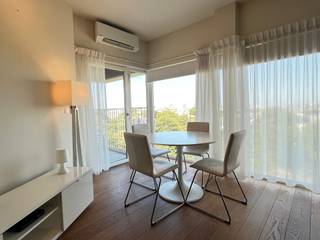 Stijlvol 2-slaapkamerappartement met exclusief dakterras ( 50m2), terrasje aan de woonkamer en ondergrondse auto staanplaats (exclusief in de verkoopprijs) Op de 8ste en hoogste verdieping bevindt zich dit kwalitatief afgewerkte 2-slaapkamerappartement, waar ruimte, licht en comfort perfect samenkomen.De leefruimte en de tweede slaapkamer worden gekenmerkt door een speelse driehoekige vormgeving, die het appartement een unieke architecturale uitstraling geeft en zorgt voor een verrassend ruimtelijk gevoel. Dankzij de doordachte indeling geniet u van een aangename woonbeleving waarbij elke vierkante meter optimaal wordt benut.De tweede slaapkamer is bovendien uitgerust met een volledig op maat gemaakte kastenwand, inclusief 2de frigo en diepvries. Eveneens voorzien van een ingewerkt opklapbed van 90 cm breed. Hierdoor kan de ruimte flexibel worden ingericht als logeerkamer, bureau, zonder in te boeten aan opbergruimte.De hoogwaardige afwerking springt meteen in het oog. Warm parket wordt stijlvol gecombineerd met elegante vloertegels, wat resulteert in een tijdloze en luxueuze uitstraling.Een absolute meerwaarde is het riante dakterras (50m2), bereikbaar via een buitentrap. Dit exclusieve terras is uitsluitend toegankelijk voor de twee eigenaars van de appartementen op de 8ste verdieping, waardoor u in alle rust kunt genieten van de zon, maximale privacy en een prachtig uitzicht.Daarnaast beschikt het appartement over een privatieve autostaanplaats (meerprijs 35.000 euro), wat zorgt voor extra comfort en een zorgeloze parkeermogelijkheid. Een instapklaar appartement met een bijzondere architectuur, kwalitatieve materialen, een exclusief dakterras, een eigen autostaanplaats en slimme maatwerkoplossingen: een zeldzame combinatie die dit pand tot een uitstekende woonopportuniteit maakt. Alles op eigen meters.Surf naar www.abricasa.be en plan jouw verkoopafspraak in samen met onze digitale assistente Alice! Abricasa – Vastgoed voor generaties: Jouw vastgoedpartnerWil je jouw eigendom verkopen of zoek je een vastgoedmakelaar voor verhuur of beheer?Abricasa biedt persoonlijke begeleiding bij al uw vastgoedvragen, van begin tot eind. Leer ons kennen!