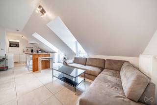 <p>WE INVEST stelt u dit aangename appartement voor, gelegen in Beim Weyer, in een praktische en gegeerde omgeving, dicht bij alle voorzieningen. <br />Het appartement beschikt over een ruime leefruimte van ongeveer 40 m², bestaande uit een zithoek, eetkamer en een volledig uitgeruste open keuken. Een inkomhal leidt naar een doucheruimte met toilet, evenals naar twee slaapkamers van 8 m² en 13 m². Een tweede badkamer vervolledigt het slaapgedeelte. De woning beschikt eveneens over een wasruimte, wat extra praktisch comfort en opbergruimte biedt. Een belangrijke troef van het appartement is de privatieve overdekte parkeerplaats, evenals een kelder.</p>
<p>Technische kenmerken: individuele centrale verwarming op gas, dubbele beglazing, individuele meters, EPC: B, en een conforme elektrische installatie.</p>
<p><span>Een comfortabel en functioneel appartement, ideaal voor een koppel, een klein gezin of als investering, met ruime leefruimtes en praktische extra voorzieningen.</span></p>
<p><span>Voor meer informatie of om een bezoek te plannen: </span><strong><span>+32 (0)63 33 00 69 – </span></strong><strong><span>sud.luxembourg@weinvest.be</span></strong></p>
