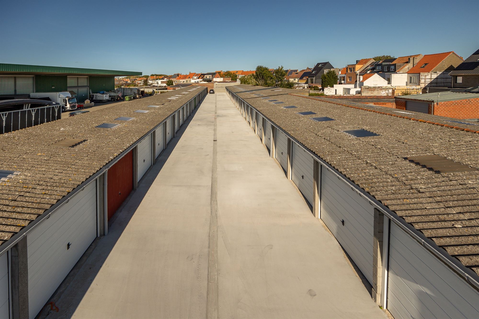 Garagebox met nieuwe poorten en nieuwe oprit - foto 2