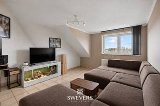 Voor meer info en foto’s, surf naar www.swevers.be – Dit ruime dakappartement aan de Groenstraat 93 bus 3 in Hoeselt combineert 121 m² woonruimte, drie slaapkamers en een eigen garagebox met een rustige en praktische ligging. Het appartement is momenteel verhuurd aan €820 per maand, inclusief €60 gemeenschappelijke kosten. De zuivere huurprijs bedraagt hierdoor €760 per maand. Aan een vraagprijs van €170.000 komt dit neer op een aantrekkelijk bruto huurrendement van circa 5,36%. Dankzij de bestaande huurder is dit een interessante opportuniteit voor investeerders die meteen over een bestaande huuropbrengst willen beschikken. Het gebouw dateert van 1981. In 2021 werden de ramen aangepakt en in 2023 volgden een nieuwe keuken en verfwerken. De ruime leefruimte van 36,21 m² sluit aan op de functionele keuken van 8,38 m². Verder beschikt het appartement over drie slaapkamers van 13,5 m², 13 m² en 11 m², een badkamer en een apart toilet. Extra troeven zijn het gemeenschappelijke zonneterras op het gelijkvloers en de inbegrepen private garagebox. De gemeenschappelijke kosten bedragen €60 per maand. Ook de ligging is praktisch: scholen bevinden zich op 250 m, een bushalte op 80 m, restaurants op 300 m en winkels op 1,2 km. Het station ligt op 2,8 km en de snelweg op 2,3 km. Een ruim en verzorgd appartement met drie slaapkamers, garage, bestaande huuropbrengst en een bruto huurrendement van circa 5,36%. Voor meer informatie, bel 012 699 900. Bron bewoonbare oppervlakte: EPC-verslag. Dit pand is onderworpen aan de renovatieverplichting van de Vlaamse overheid voor residentiële gebouwen (behoudens bij sloop binnen 5 jaar na de aankoop). Consulteer voor meer informatie de website van het Vlaams Energie- en Klimaatagentschap via https://www.vlaanderen.be/een-huis-of-appartement-kopen/renovatieverplichting-voor-residentiele-gebouwen.