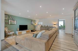 <span><span>Deze gerenoveerde woning is gelegen te Roesbrugge, deelgemeente van Poperinge. Zoals de brede gevel al laat vermoeden, hebben we <strong>een unieke woon-werkoppervlakte </strong>achterliggend in de aanbieding! <br /><br />Bij het betreden van de woning komt u via een <strong>grote inkomhal </strong>terecht in de ruime <strong>leefruimte met open keuken</strong>,<strong> </strong>waar u kunt genieten van alle nieuwste snufjes. Aansluitend geniet u van een <strong>overdekt terras met zicht op de prachtige landerijen</strong>. Er is ook een<strong> zij-ingang/oprit met een elektrische poort die aansluit op 3 garages</strong>. <br />Op het gelijkvloers geniet u van een <strong>nieuwe badkamer</strong> met een ligbad, inloopdouche en lavabomeubel. <br /><br />Tevens bevindt zich vooraan in de woning ook een <strong>ruime bureelruimte. </strong>Mits een kleine aanpassing, kan hier een aparte toegang gecreëerd worden. Op deze manier kan de woning ook gedeeltelijk professioneel aangewend worden (bijberoep, dienstverlenend beroep, vrij beroep, praktijk, kantoor, noem maar op...) Kortom een breed potentieel aan ruimtes. <br /><br />Op de bovenverdieping bevinden zich 4<strong> ruime slaapkamers</strong>, een apart toilet, een inbouwkast en een kleinere slaapkamer met een ensuite badkamer die nog in aanbouw is. <br />Via een vaste trap kunt u zich begeven tot de <strong>zolderruimte</strong>, waar u indien nodig nog bijkomende kamers kan creëren. <br /><br />De woning beschikt over <strong>15 zonnepanelen</strong>, een <strong>pelletkachel </strong>en een regenwaterput van 10.000L. <br /><br /><u>Troeven van de woning:</u> </span></span>
<ul>
	<li><span><span>Ruime woning die helemaal gerenoveerd is;</span></span></li>
	<li><span><span>Grote leefruimte met open keuken en zicht op de zuidgerichte tuin;</span></span></li>
	<li><span><span><strong>Mogelijkheid tot het uitoefenen van een beroepsactiviteit</strong>;</span></span></li>
	<li><span><span>5 slaapkamers;</span></span></li>
	<li><span><span>Achterbouw met garages. </span></span></li>
</ul>
<span><span>Kortom een woning met veel potentieel! Voor wie op zoek is naar ruimte, rust of combinatie werk-wonen! <br /><br />Reserveer nu uw bezoekmoment! Bel Diksimmo op het nummer <strong>051 50 11 51 </strong>of mail naar diksmuide@diksimmo.be.</span></span>