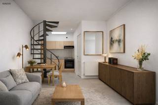 <h3><span>Gezellige stadswoning met 3 slaapkamers en buitenruimte vlakbij het centrum!</span></h3><p><span>Ontdek deze instapklare stadswoning met een bewoonbare oppervlakte van 76 m², perfect gelegen op wandelafstand van het bruisende stadscentrum, winkels en invalswegen.</span></p><p><span>Bij het binnenkomen word je verwelkomd in een lichte, open leefruimte met een ingerichte keuken en een moderne draaitrap naar de bovenverdieping. Aansluitend bevindt zich een knus terrasje, ideaal voor een koffiemoment in de buitenlucht of een praktische opbergruimte.   Op het gelijkvloers vind je bovendien een</span><span> </span><span>gastentoilet</span><span> </span><span>en toegang tot de kelder via een luik in de leefruimte. </span></p><p><span>Op de eerste verdieping is er een ruime slaapkamer van 12,9 m² en een badkamer met toilet, douche, lavabomeubel en aansluiting voor de wasmachine.<br />De zolderverdieping biedt nog een extra slaapkamer en een slaapkamer/bureau of hobbyruimte.</span></p><p><span>Deze woning is instapklaar, beschikt over een goede EPC-score (label B) en een conforme elektrische installatie een interessante investeringsopportuniteit voor verhuur of een ideale starterswoning!</span></p>