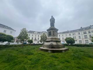 Compacte gemeubelde studio op een toplocatie aan het Barricadenplein. Inkomhal met vestiaire. Leefruimte met open keuken. Slaaphoek en badkamer...
