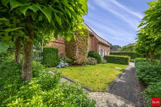 <p>Een charmante, energiezuinige villa met zwembad en indrukwekkend houten poolhouse in het groen van Zoersel</p>
<p>In een rustige, doodlopende straat in Zoersel, verscholen tussen het groen, bevindt zich deze bijzonder charmante woning die uitblinkt in ruimte, licht, comfort en privacy. Dankzij de uitstekende ligging geniet u hier van absolute rust en een groene omgeving, terwijl het centrum, scholen en alle voorzieningen vlot bereikbaar blijven.</p>
<p>Bij het betreden van de woning wordt u meteen omarmd door een warme en uitnodigende sfeer. Een lichte inkomhal met gastentoilet en vestiarekast verwelkomt u in deze charmante woning. De ruime leefruimtes genieten dankzij de grote raampartijen van een overvloed aan natuurlijk licht en staan in directe verbinding met de prachtig aangelegde tuin met zwembad en meerdere terrassen. De combinatie van hoogwaardige materialen, warme accenten en een doordachte indeling zorgt voor een bijzonder aangename woonbeleving.</p>
<p>De woonkamer vormt samen met de eetruimte het hart van de woning en beschikt over een sfeervolle gashaard, die zorgt voor extra warmte en gezelligheid tijdens de koudere maanden. De volledig ingerichte keuken sluit hier harmonieus op aan en biedt alle comfort voor dagelijks gebruik en gezellige momenten met familie en vrienden.</p>
<p>Een elegante houten trap met een prachtige vide leidt u naar de eerste verdieping waar de slaapkamers zich bevinden. De woning beschikt over een ruime mastersuite met een royale dressing en een stijlvolle badkamer, waardoor een echte privé-oase ontstaat. Daarnaast zijn er drie zeer ruime kinderkamers. Eén van deze kamers geniet dankzij de rechtstreekse verbinding met een volledig ingerichte zolderverdieping over een unieke extra ruimte, ingericht als een echte droomstudio voor elk kind. De kinderen beschikken bovendien over een aparte, ruime badkamer, uitgerust met een bad, inloopdouche, lavabo en toilet.</p>
<p>Verder beschikt de woning over een ruime waskamer, een praktische garage voor één wagen en een carport, waardoor ook op praktisch vlak aan alle comfort werd gedacht.</p>
<p>De zonnige, volwassen tuin met zwembad biedt volledige privacy en vormt de ideale setting voor lange zomeravonden, gezellige diners of ontspannen momenten met familie en vrienden.</p>
<p>Een absolute blikvanger van deze eigendom is het indrukwekkende houten poolhouse in de tuin. Dit stijlvolle bijgebouw vormt een volwaardige tweede leefruimte en is uitgerust met een gezellige zitruimte met kachel, een sfeervolle bar, een aparte bureauruimte, een sauna, douche en toilet. Hierdoor biedt het poolhouse een uitzonderlijke flexibiliteit: van ontspannings- en wellnessruimte tot volwaardige werk- of gastensuite. In combinatie met het zwembad, de zonnige terrassen en het omliggende groen ontstaat hier een unieke buitenbeleving met een permanent vakantiegevoel in eigen tuin.</p>
<p>Ook op vlak van energiezuinigheid scoort deze woning uitstekend dankzij de talrijke zonnepanelen, goed voor een gunstig EPC-label B, waardoor hedendaags comfort perfect gecombineerd wordt met duurzaam wonen.</p>
<p><strong>Bijzonderheden</strong></p>
<ul>
<li>Zee van ruimte en uitzonderlijke lichtinval</li>
<li>Prachtig aangelegde tuin met zwembad</li>
<li>Imposant houten poolhouse met wellness- en leeffaciliteiten</li>
<li>Energiezuinig wonen met EPC-label B</li>
<li>Aanzienlijke zonnepaneleninstallatie (PV)</li>
<li>Asbestvrij</li>
</ul>
<p>Kortom: een uitzonderlijk charmante en energiezuinige villa waar ruimte, licht, natuur en luxe buitenbeleving samenkomen. Een unieke thuis voor wie op zoek is naar rust, privacy en een hoogwaardige woonomgeving in het groene Zoersel.<br /><br />Voor meer informatie of bezoek aan deze gezellige woning neem contact met Sigalit via sigalit@reds.be of op 0475668474</p>