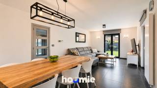 Dilsen-Stokkem – Baron de Rosenweg 7<br /><br />✨ Instapklare gezinswoning met verrassend veel ruimte, 2 badkamers en een volwaardige kelder, rustig gelegen vlak bij het centrum<br /><br />Op zoek naar een woning waar je meteen kan intrekken, zonder zorgen?<br />Deze verzorgde woning uit 2007 combineert comfort, ruimte en een praktische indeling: ideaal voor gezinnen of koppels die nét dat beetje extra zoeken.<br /><br />🏡 Leefruimte & keuken<br />De lichtrijke leefruimte vormt het hart van de woning, met een mooie connectie naar de keuken en de tuin.<br />De keuken is volledig uitgerust (SMEG & Miele) en biedt voldoende plaats om gezellig te tafelen.<br /><br />🛏️ 3 slaapkamers & 2 badkamers<br />Boven vind je drie volwaardige slaapkamers, waaronder een ruime masterbedroom van ca. 20 m².<br />Daarnaast zijn er twee badkamers, ideaal voor gezinnen of extra comfort.<br /><br />⬇️ Volwaardige kelder (± 70 m²)<br />Een absolute troef: een droge, bruikbare kelder met veel mogelijkheden<br />→ hobbyruimte<br />→ fitness<br />→ extra leefruimte of bureau<br /><br />⚙️ Comfort & techniek<br />✔ Vloerverwarming gelijkvloers<br />✔ Airco's - 4 (koelen & verwarmen)<br />✔ EPC label B<br />✔ Elektriciteit conform<br />✔ Regenwaterput (10.000 L - wasmachine en buitenwater)<br /><br />🌿 Tuin & buitenruimte<br />De onderhoudsvriendelijke tuin is netjes aangelegd en biedt een fijne plek om te ontspannen.<br />Aansluitend geniet je bovendien van een privatief gebruiksrecht van ca. 60 m² extra buitenruimte, wat zorgt voor een ruimer gevoel en extra mogelijkheden.<br />Met carport en elektrische poort is ook parkeren hier comfortabel geregeld.<br /><br />💙 Een woning waar je gewoon kan binnenkomen en starten.<br />👉 Interesse? Plan je bezoek en ontdek zelf de ruimte en mogelijkheden.