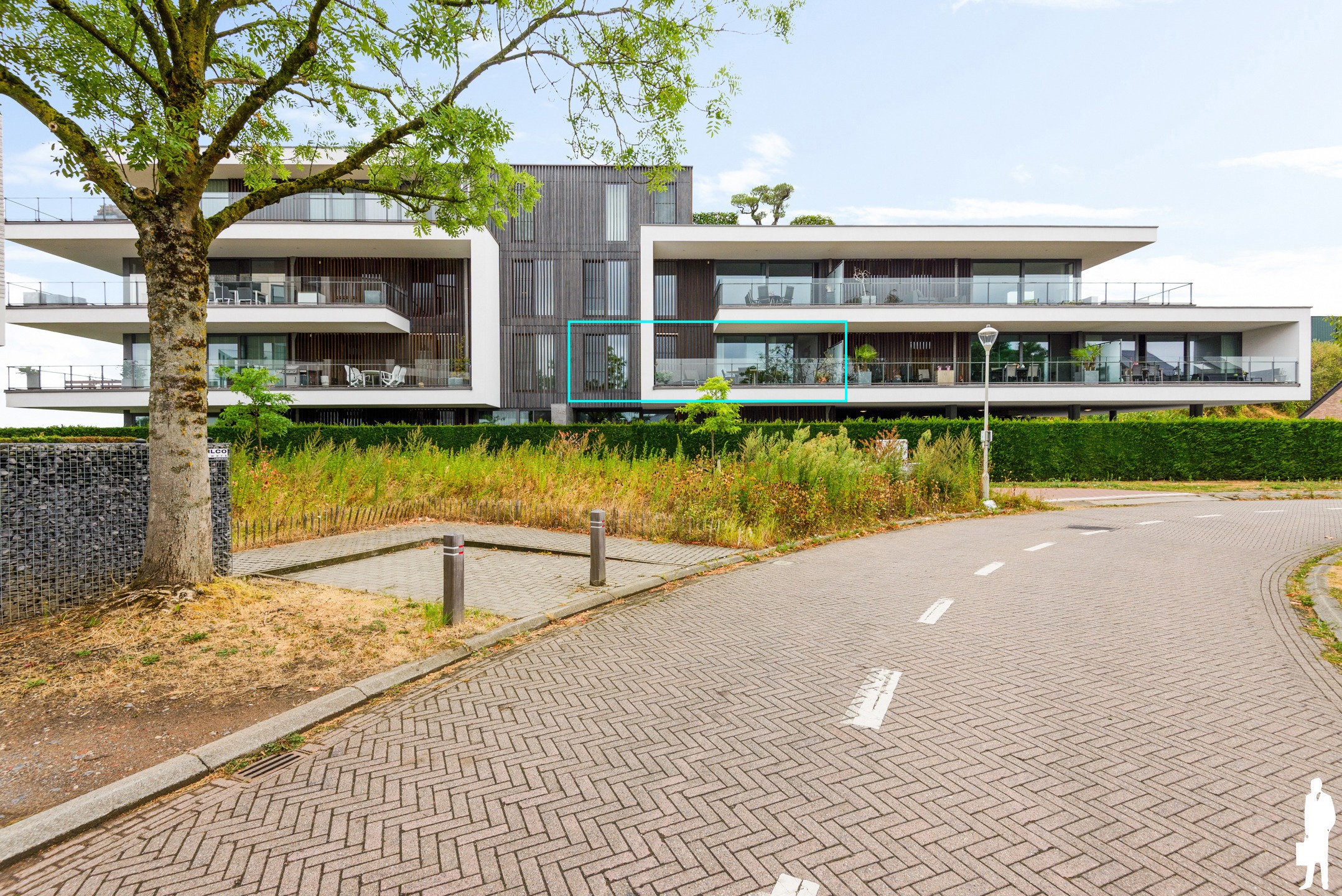 Stijlvol appartement met terras en 2 autostaanplaatsen - foto 1