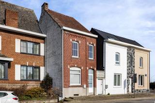 <p>Deze woning is ideaal gelegen vlakbij het station van Geraardsbergen en op de rand van het centrum. Dankzij deze centrale ligging bevinden supermarkten, scholen en andere voorzieningen zich op wandel- en fietsafstand. Een uitstekende locatie voor wie comfortabel en centraal wil wonen.</p>
<p>De woning is onderhevig aan een renovatieverplichting, maar biedt tal van mogelijkheden om ze volledig naar eigen smaak in te richten. Positief is dat de woning vrij is van asbest, reeds voorzien is van PVC-ramen met hoogrendement dubbel glas en dat er dakisolatie aanwezig is.</p>
<p>Bij het binnenkomen komt u in de inkomhal, die toegang geeft tot een bureauruimte en de trap naar de kelder. Verder bevindt zich de leefruimte, die in open verbinding staat met de keuken, wat zorgt voor een aangenaam en ruim gevoel.</p>
<p>Op het gelijkvloers vindt u daarnaast nog een bergruimte, een apart toilet en een inpandige veranda die uitkijkt op de tuin.</p>
<p>Buiten beschikt de woning over een gezellige stadstuin met terras.</p>
<p>Op de eerste verdieping bevindt zich één slaapkamer en een badkamer. Naast de badkamer is er de mogelijkheid om een extra slaapkamer te creëren.</p>
<p>Via een vaste trap bereikt u de zolderverdieping, waar nog twee bijkomende kamers kunnen worden ingericht.</p>
<p>Kortom, een woning met veel potentieel op een topligging.</p>
<p>Interesse? Een bezoek? Bel Jordi 0477/32.61.53</p>