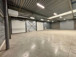 Strategically located warehouse in the 'Stadsheide' industrial area in Hasselt, just a stone's throw from the Corda Campus. Easily accessible due to its proximity to the E314 and E313 motorways. The warehouse is equipped with two sectional doors, an integrated office, and a sanitary facility.