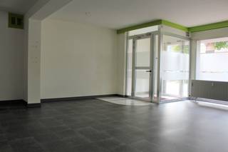 Dit gelijkvloers handelspand is gelegen in het bruisende stadscentrum van Herzele. Het pand biedt tal van mogelijkheden door zijn commerciële...