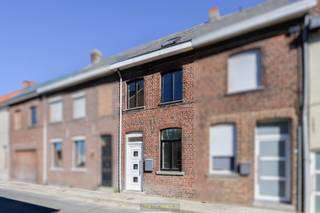 BETAALBARE EN INSTAPKLARE WONING die dankzij een TOTAALRENOVATIE IN 2019 perfect geschikt is als STARTERSWONING of INTERESSANTE OPBRENGSTEIGENDOM. Gelegen in een RUSTIGE STRAAT NABIJ HET CENTRUM VAN RONSE, biedt deze woning het beste van twee werelden: de charme van een RESIDENTIËLE BUURT gecombineerd met de nabijheid van WINKELS, SCHOLEN EN OPENBAAR VERVOER OP WANDELAFSTAND. De LICHTRIJKE LEEFRUIMTE sluit mooi aan op een VOLLEDIG UITGERUSTE KEUKEN, voorzien van een PRAKTISCHE BERGING en AFZONDERLIJK TOILET. Op de eerste verdieping bevinden zich TWEE VOLWAARDIGE SLAAPKAMERS en een MODERNE BADKAMER, terwijl de ZOLDERVERDIEPING werd ingericht als DERDE SLAAPKAMER. De ENERGETISCHE RENOVATIE resulteerde in een GUNSTIG EPC-LABEL en een CONFORME ELEKTRISCHE INSTALLATIE – troeven die niet alleen WOONCOMFORT maar ook ZORGELOOS INVESTEREN garanderen. Buiten nodigen een ZONNIG TERRAS en AANGENAME STADSTUIN uit tot genieten in alle rust. VLOTTE PARKEERMOGELIJKHEID IN DE STRAAT maakt het plaatje compleet. Een RENDEMENTSGERICHTE ÉN SFEERVOLLE WOONKANS in het HART VAN RONSE.<br /><br />Adres: Geraardsbergenstraat 12 te Ronse<br /><br /><span>G-score + P-score A. Geen renovatieverplichting van toepassing.</span>