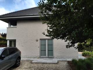 Eigentijdse én energiezuinige villa.Gelijkvloers niveau telt een zeer ruime leefruimte, met een belendende bureauruimte én open keuken.Eveneens:...