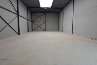 Ontdek uw ideale bedrijfslocatie! Een nieuwe bedrijvenzone, strategisch gelegen in de Emiel Clausstraat 37A in Sint-Eloois-Vijve. <br /><br />Topligging en uitstekende bereikbaarheid! Deze bedrijvenzone ligt in het hart van West-Vlaanderen, in de directe nabijheid van belangrijke verkeersaders zoals de E17 en N36. Dit garandeert niet alleen een vlotte toegang tot grote steden zoals Kortrijk, Waregem en Gent, maar ook een snelle verbinding met de rest van België en Noord-Frankrijk. De nabijheid van deze snelwegen maakt het een ideale locatie voor bedrijven die een uitstekende bereikbaarheid en logistieke efficiëntie nodig hebben.<br /><br />Deze unit heeft een oppervlakte van 220,5m². Of u nu een opslagplaats, showroom of kantoorruimte nodig heeft, deze unit biedt de flexibiliteit en infrastructuur om aan al uw bedrijfsbehoeften te voldoen. De unit is voorzien van twee autostandplaatsen.<br /><br />Bent u op zoek naar een strategische locatie voor uw onderneming? Deze bedrijvenzone biedt alles wat u nodig heeft om uw bedrijfsactiviteiten naar een hoger niveau te tillen. <br /><br />Huurprijs: 1.100 EUR/maand + 50 EUR/maand syndic = 1.391,50 (incl 21 % btw) EUR/maand<br />Commissie verhuurkantoor: 1 maand huur + btw<br />3 maanden huurwaarborg<br />Kost registratie ten laste van de huurder<br />Adres: Emiel Clausstraat 37 A , 8793 Sint-Eloois-Vijve<br />Onze referentie: DEV5140