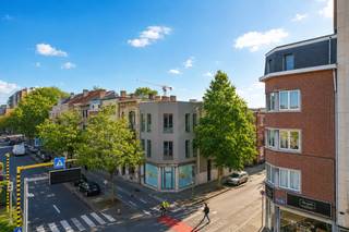 <p>Bent u op zoek naar een aantrekkelijke investeringsmogelijkheid in het bruisende Leuven? Ontdek dit moderne hostel, dat in 2017 volledig is gerenoveerd, en ideaal is gelegen op slechts 400 meter van het Leuvense treinstation. Met 9 volledig uitgeruste studio's, elk voorzien van een eigen badkamer, en 2 gemeenschappelijke keukens, biedt dit hotel een uitstekende kans voor investeerders die op zoek zijn naar een aantrekkelijk rendement op hun investering. Dit hotel biedt niet alleen de mogelijkheid om direct rendement te behalen, maar ook om te profiteren van de groeiende toeristische sector in Leuven. Elk jaar trekt de stad duizenden bezoekers aan, en de vraag naar comfortabele accommodaties blijft groeien. Dankzij geautomatiseerde incheck-, sleutelafgifte- en uitcheckprocessen kunt u de personeelskosten laag houden en de winstgevendheid maximaliseren. Wacht niet langer en neem vandaag nog contact met ons op om deze unieke investeringsmogelijkheid te bespreken. Dit is uw kans om te profiteren van een hotel dat ideaal is gepositioneerd voor succes in Leuven. Voor meer informatie of om een bezichtiging te regelen, kunt u contact opnemen met We Invest Leuven via 016/60.60.31 of leuven@weinvest.be.</p>