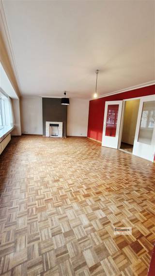 <p><span>Zeer centraal gelegen appartement op de eerste verdieping met twee zeer ruime slaapkamers.</span></p><p><span> </span></p><p><span>Dichtbij openbaar vervoer, winkels en scholen. Op wandelafstand van het Rivierenhof.</span></p><p><span>Lift aanwezig. Kelder.</span></p><p><span>Overal dubbele beglazing.  Thermostatische kranen op de meeste plaatsen.</span></p><p><span> </span></p><p><span>Indeling</span><span>:</span></p><p><span> </span></p><p><span>Een inkomhal/nachthal met twee ingemaakte kasten. <br />Apart toilet.</span></p><p><span>Berging. </span></p><p><span>Ruime leefruimte op parket. Veel ramen en dus veel lichtinval.</span></p><p><span>Aparte keuken (te renoveren).</span></p><p><span>Twee zeer grote slaapkamers, waarvan onder de vloeren isolatie zit.<br /><br /></span></p><p><span> </span></p>