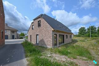 Kwalitatieve nieuwbouwwoningen met een bewoonbare oppervlakte van 156m² tot 170m² gelegen op percelen van 289m² tot 302m². Deze volledig...