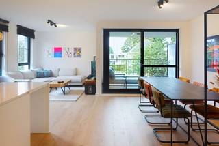 <p>Hoogwaardig afgewerkt nieuwbouwappartement te koop in het centrum van Herentals</p><p>Dit stijlvolle, instapklare hoekappartement combineert een uitstekende ligging met een duurzame, kwalitatieve afwerking. Bij binnenkomst vindt u een ruime inkomhal met apart gastentoilet, die uitgeeft op een lichtrijke leefruimte met open, volledig uitgeruste keuken. Aansluitend is er een praktische berging. Via de leefruimte geniet u van een gezellig rustig gelegen terras, mooi georiënteerd op het zuidwesten.<br />Het appartement telt 2 slaapkamers en een verzorgde badkamer, uitgerust met ligbad, dubbele lavabo en aparte douche.</p><p>Troeven van dit appartement:</p><p>Gelegen in een zeer rustige residentie, centraal in Herentals<br />Lift aanwezig in het gebouw<br />Vloerverwarming en ventilatiesysteem D<br />Zeer laag energieverbruik<br />Mogelijkheid tot aankoop van een autostaanplaats met berging voor € 20.000</p><p>Een instapklare, energiezuinige woonst met een centrale ligging en rust — een combinatie die zelden samengaat.</p>