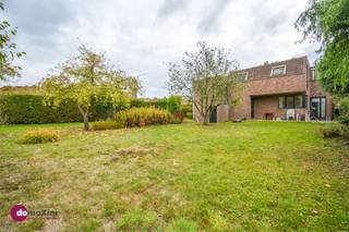 <p><span>Split-level home in a unique location in Herent </span></p><p><span> </span></p><p><span>Are you looking for a home with contemporary character and a special layout? This surprising split-level home not only offers a stunning location, but also numerous possibilities inside.</span></p><p><span> </span></p><p><span>The open living space exudes classic warmth and coziness, while the separate sitting area provides an extra cozy atmosphere. The kitchen, with adjacent storage space, connects nicely to the living space and offers a pleasant view of the south-facing garden.</span></p><p><span> </span></p><p><span>In the central corridor you have two options: take the stairs down and discover the spacious garage with connecting cellar, or go upstairs and reach the first intermediate level. Here you will find two bedrooms and a bathroom. A further staircase takes you to two more bedrooms, both with velux windows that provide the rooms with natural light. The covered terrace, an attic storage room, a shower room yet to be finished and an additional storage room further complete the home.</span></p><p><span> </span></p><p><span>Outside, a beautiful garden awaits where you can enjoy the outdoors in peace. The location is an absolute advantage: within walking distance of the center of Veltem and with easy access to Leuven and Brussels. Public transport, schools and stores are close by, providing extra comfort and optimal accessibility. With an EPC label D, this property therefore represents a particularly interesting opportunity.</span></p><p><span> </span></p><p><span>Interested in a visit? Contact us today!</span></p><p><span> </span></p><p><span>015 20 36 00 - <span>info@domoxim.be</span></span></p><p><span> </span></p><p><span>domoXim. Where dreams come home!</span></p><p><span> </span></p><p><span>Also want to know the value of your </span><span>own</span><span> home? We are happy to give you advice.</span></p>