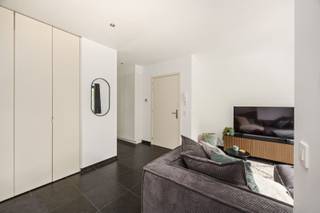 Dit energiezuinig appartement vinden we terug op de eerste verdieping van een kleinschalig gebouw mét lift pal over het mooie Park van Kapellen en alle voorzieningen die het bruisende centrum te bieden heeft.<br /><br />Centraal bevindt zich de inkomhal die uitgeeft op het salon, voorzien van ingemaakte kasten en ruimte voor een bureau. Vanuit hier is er eveneens toegang tot het inpandige balkon. Aan de achterzijde bevindt zich de eetplaats, die via een schuifraam rechtstreeks aansluit op het terras. Verder omvat het appartement een slaapkamer, een apart toilet, een badkamer en een ingerichte keuken.<br /><br />Ondergronds beschikt het appartement over een private kelderberging en een autostaanplaats, beide inbegrepen in de huurprijs.<br /><br />Gemeenschappelijke kost van €50/maand (lift, onderhoud, minuterie)<br />Individuele meters voor water, gas en elektriciteit.<br /><br />Beschikbaar vanaf 01/12/2026.<br /><br />Interesse? Contacteer Neon Vastgoed voor een bezoek ter plaatse via info@neonvastgoed.be of 03 336 88 88.