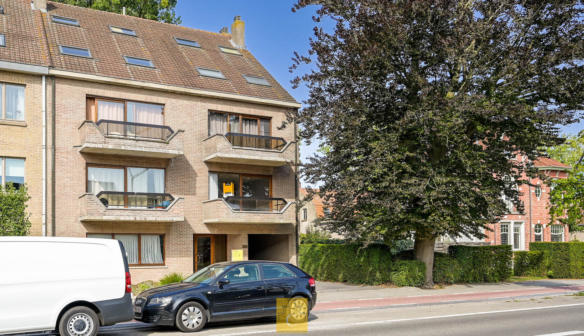 appartementsgebouw met 8 wooneenheden en 4 garageboxen te koop – toplocatie langs het historische kanaal Gent-Brugge - photo 1