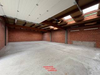 Een ruim magazijn dat perfect geschikt is voor opslag of als werkruimte. Gelegen in een rustige, afgelegen omgeving biedt deze locatie volop...