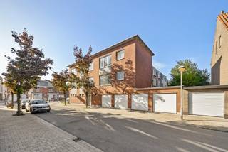 OPBRENGSTEIGENDOM MET ZEVEN APPARTEMENTEN EN ZES GARAGESIn een interessante woonomgeving wordt dit opbrengsteigendom te koop aangeboden, bestaande...