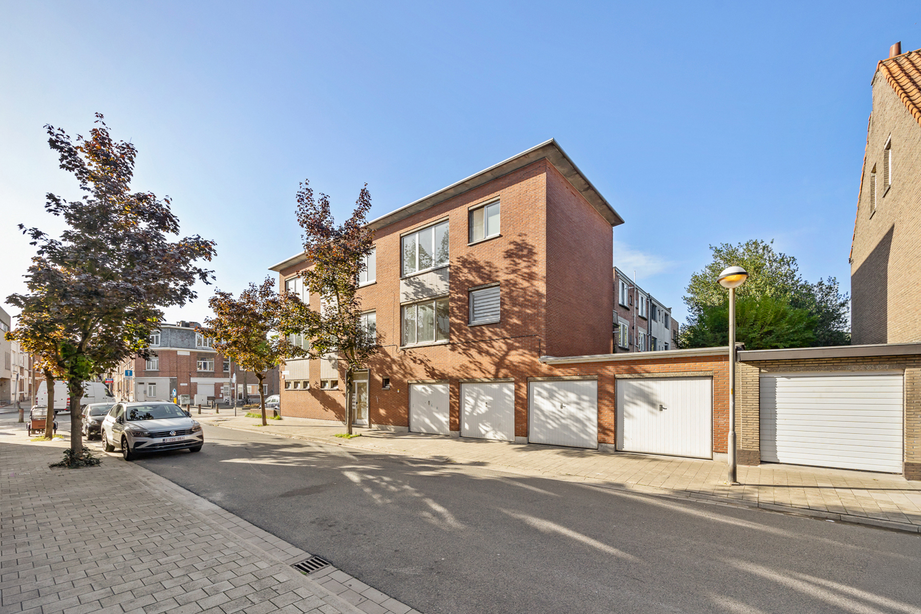 TE RENOVEREN OPBRENGSTEIGENDOM VAN 7 APPARTEMENTEN - foto 1