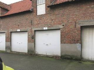 Garagebox te huur in de rand van Brugge in Sint-Pieters, langs een invalsweg naar het centrum van Brugge. Vlot bereikbaar en met voldoende manoeuvreerruimte.   **    **  Ideaal voor buurtbewoners van de Oostendse -en Blankenbergse Steenweg. Een veilige plaats om uw voertuig of motor te plaatsen.  **    **  Beschikbaar  Onmiddellijk vrij !