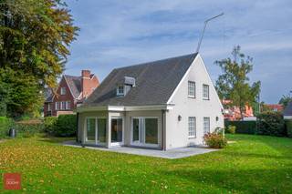 Inkomhal, living, ingerichte keuken, bijkeuken, 3 slaapkamers, badkamer, douchekamer, dressing, zolder, garage en aangename tuin met zonneterras. In nabijheid van scholen en centrum.  Mogelijkheid tot huren via een vennootschap. Beschikbaar vanaf 01/12