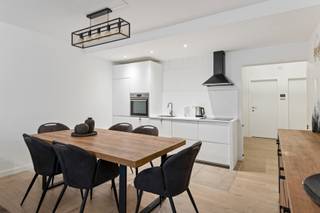 <p>In een aangename, groene woonwijk ontdek je dit prachtig instapklare, gelijkvloers appartement. Dit is een buurt waar je ten volle kan genieten van het stedelijk gemak, met snelle verbindingen via openbaar vervoer, fiets en auto. Daarnaast kan je hier ook heerlijk tot rust komen dankzij de gezellige wandelpaden in de ‘IJsvogel groenzone’ en nabijgelegen parken.</p>
<p>Je komt binnen via de inkomhal met gastentoilet, voorzien van een mooie laminaatvloer welke naadloos doorloopt tot in de zonnige leefruimte. Aansluitend heb je de moderne open keuken, die niet enkel een tijdloos en strak design geniet maar eveneens functioneel werd uitgerust. Verder beschik je hier over maar liefst 2 slaapkamers (15,50 m² & 10 m²) waarvan de kleinste toegang biedt tot een Zuid-gerichte buitenruimte van 37 m² - hier geniet je dus een hele dag optimaal van het zonnetje! De trendy badkamer met een ruime inloopdouche, lavabo en aansluitingen voor was- en droogmachine, deze blinkt bovendien uit in een stijlvolle marmeren-look.</p>
<p>Tot slot is er nog een mogelijkheid voor het aankopen van een ondergrondse <strong>autostaanplaats</strong> à € 25.000,00 – kortom, nooit meer parkeerstress voor jou!</p>
<p><strong>Maandelijkse kosten: </strong>provisie van € 120,00 (inclusief water, elektriciteit, schoonmaak en onderhoud gemene delen, syndicus,…) – met een jaarlijkse afrekening.</p>
<p><strong>Technische gegevens: Kelderberging </strong>aanwezig! Centrale verwarming op gas (individueel), HR-beglazing in PVC.</p>
<p><strong>Stedenbouwkundige inlichtingen en bodemattest aanwezig. Asbestveilig (maar mogelijks niet asbestvrij). Bevindt zich niet in een risicozone voor overstromingen (P-score B en G-score A). Renovatieverplichting niet van toepassing. </strong></p>