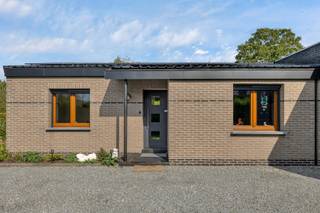 <p>Instapklare bungalow met zonnige tuin in Zomergem</p><p>Deze bungalow in de gegeerde Daalmstraat te Zomergem combineert rust met comfort en een uitstekende<br />bereikbaarheid.</p><p>De woning is instap klaar en beschikt over heel wat energie zuinige troeven: een EPC-LabelC,20m2 zonnepanelen, thuisbatterij, een lucht lucht warmte pomp, uitstekende isolatie ,zonnewering op zon- energie<br />en PVC ramen met dubbele beglazing .De elektriciteit is conform en de woning is asbestveilig.</p><p>Via de inkomhal bereikt u twee kamers, de badkamer en de eetplaats. Vanuit de eetplaats loopt de woning over in een openvloerplan met keuken en leefruimte. Een glazen deur geeft toegang tot een praktische berging ,die eventueel kan worden ingericht als extra badkamer.</p><p>Een absolute troef is dat volledige woning zich op het gelijksvloer bevind, waardoor ze een perfect levensloop bestendigheid is.</p><p>Ook buiten heeft deze woning heel wat te bieden De zuid gerichte tuin beschikt over een zonnig terras met pergola ,gras en bloementuin, aparte hondenzone, opslagcontainer en een isoleerde blokhut/man cave .</p><p>Mits het bekomen van een stedenbouwkundigvergunning is het eveneens mogelijk op het zelfde perceel een extra woonlaag bij te bouwen.</p><p>kijkdag uitsluitend op afspraak</p><p>GSM/0456 88 4O 19</p><p>Rechtstreeks verkoop met eigenaar .immo zich te onthouden gewenst.</p>