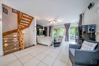 We Invest Waterloo presenteert u deze charmante bel-étage woning uit 2001, ideaal gelegen en perfect onderhouden, met een totale oppervlakte van...