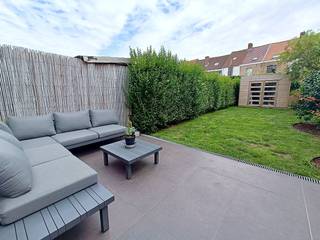 Vooraan Assebroek, vlakbij het Station TOTAAL RECENT GERENOVEERD RUIM ENERGIEZUINIG BURGERSHUIS met 5 SLAAPKAMERS en ZUID-gerichte TUIN.Omvat: ...