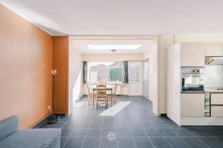 <p><span>GENT - Lichtrijke hoekwoning met drie slaapkamers en aangename stadstuin</span></p><p><span> </span></p><p><span>Gelegen langs de Zwijnaardsesteenweg en nabij openbaar vervoer, winkels, scholen en de Gentse Binnenstad, treffen we deze lichtrijke halfopen bebouwing met drie volwaardige slaapkamers.<br />Daarnaast geniet de woning van een aparte bureauruimte, een praktische wasberging en een zonnige tuin met buitenberging.</span></p><p><span> </span></p><p><span>De woning combineert een praktische indeling met aangename lichtinval en biedt dankzij de aparte bureauruimte bovendien extra flexibiliteit. Deze ruimte leent zich uitstekend voor wie een thuiswerkplek of afzonderlijke ruimte voor een bijberoep wenst, maar kan eveneens bij de leefruimte worden gevoegd.</span></p><p><span> </span></p><p><span> </span></p><p><span>Enkele troeven in een notendop</span><span>: </span></p><ul><li><span>Centrale ligging</span></li><li><span>Halfopen bebouwing </span></li><li><span>Drie volwaardige slaapkamers</span></li><li><span>Stadstuin met terras en tuin-/fietsenberging</span></li><li><span>Keuken voorzien van alle comfort</span></li><li><span>Conforme elektriciteit</span></li><li><span>Asbestveilig</span></li><li><span>Geen renovatieplicht</span></li></ul><p><span> </span></p><p><span> </span></p><p><span>Indeling</span><span>: Inkomhal met vestiaire, lichtrijke leefruimte met open keuken voorzien van basistoestellen, aparte berging met aansluiting voor wasmachine, gastentoilet en aparte bureauruimte (kan aan de leefruimte toegevoegd worden), drie volwaardige slaapkamers, badkamer met lavabomeubel, toilet, ligbad en douchewand, nachthal met toegang tot de zolderberging.</span></p><p><span> </span></p><p><span> </span></p><p><span>Belangrijk</span><span>: </span></p><p><span>Richtprijs: 449.000 EUR</span></p><p><span>EPC: 368 kWh/m² jaar (UC: 20260903-0003947116-RES-1)</span></p><p><span>Geen renovatieverplichting</span></p><p><span> </span></p><p><span>Benieuwd? Contacteer Axel Lenaerts makelaars voor meer info of een bezoek via <span>Laurens@axellenaerts.be</span></span><span> of 09 245 24 24 </span></p><p><span> </span></p>