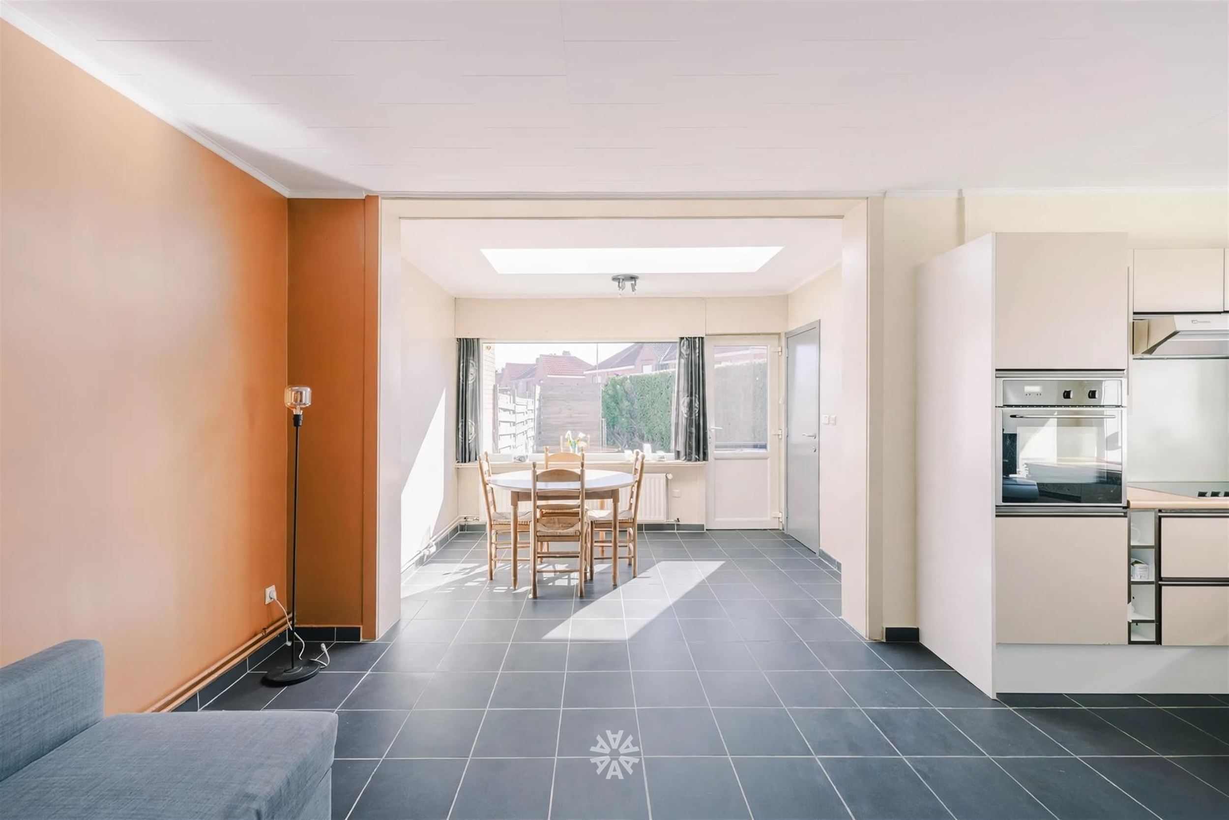 Lichtrijke hoekwoning met drie slaapkamers en aangename stadstuin - foto 3