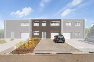 Deze moderne woning is DE ideale gezinswoning want deze heeft werkelijk alle troeven: veel ruimte, rustig gelegen in een kindvriendelijke verkaveling, energiezuinig, luxueuse afwerking,... De indeling van deze tijdloze woning is als volgt: inkomhal met gastentoilet en ingebouwde vestiairekast, apart bureel met ingemaakte kasten/ extra slaapkamer beneden, ruime berging/wasplaats, aangename leefruimte met grote raampartijen, gashaard en dit op een massieve parket met vloerverwarming, aangename keuken met kookeiland en voorzien van alle toestellen, inpandige garage. Op de verdieping zijn er 3 ruime slaapkamers eveneens op parket waarvan 1 met ingemaakte dressingkast, strakke badkamer met inloopdouche, dubbele lavabo en apart toilet. Buiten: tuintje aangelegd met kunstgras, dus geen onderhoud. Achteraan extra terras en tuinhuis! extra's: label A, verluchtingssysteem D, 12 zonnepanelen, overal elektrische rolluiken, verwarming op aardgas,..MAAK SPOEDIG UW AFSPRAAK VOOR EEN BEZOEK AAN DEZE KNAPPE WONING!